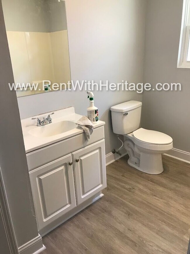 Building Photo - FANTASTIC 2 BEDROOM 1.5 BATH DUPLEX WITH ALL THE UPGRADES / GREAT LOCATION