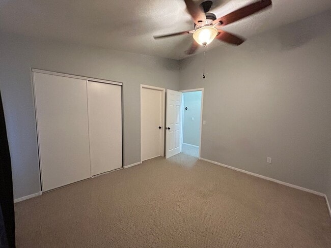 Building Photo - Gated Townhome 3-Bedrooms 2.5-Bathrooms!