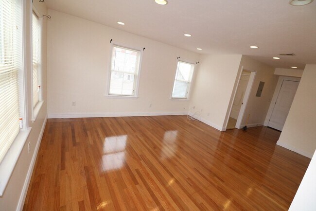 Building Photo - 76 Seaver St
