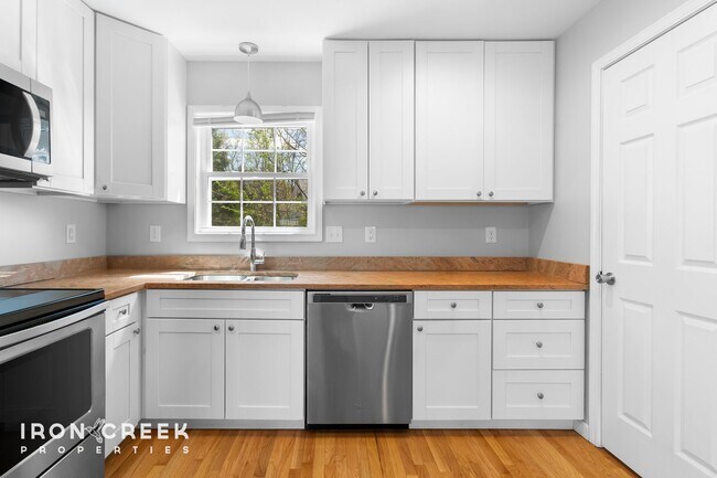 Building Photo - Charming Two-Bedroom Home in Woodfin with ...