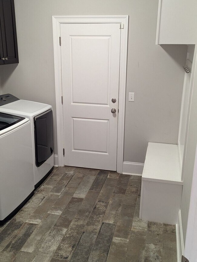 Building Photo - Beautiful 4 Bedroom, 3.5 Bath + Office Single Family Home Located in Ox Bottom Crest For Lease