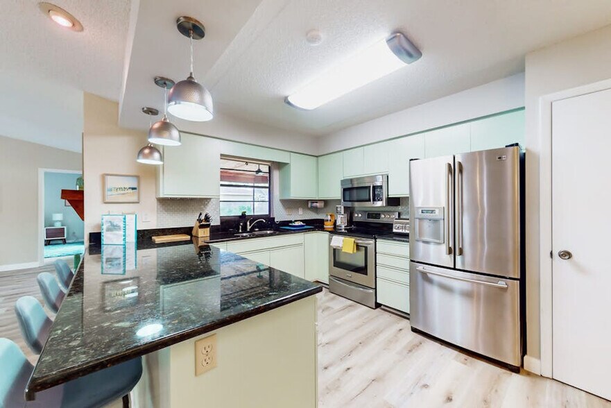 Building Photo - 1231 De Narvaez Ave