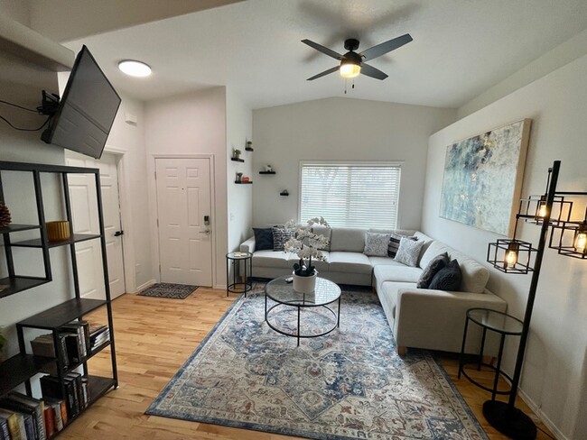 Building Photo - 3 Bed 2 Bath Furnished Townhome in Boise!