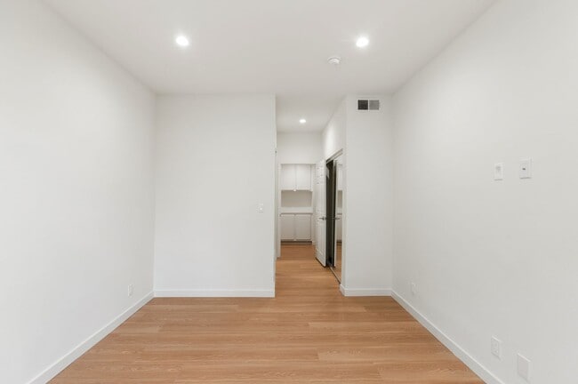 Building Photo - Beverly Hills Prime Location - 2 bed 2.5 bathroom