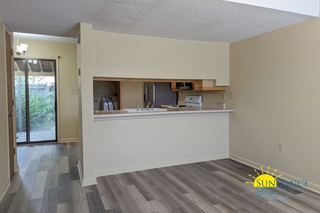 Building Photo - Adorable 2 Bedroom Townhouse located in Fort Walton Beach!