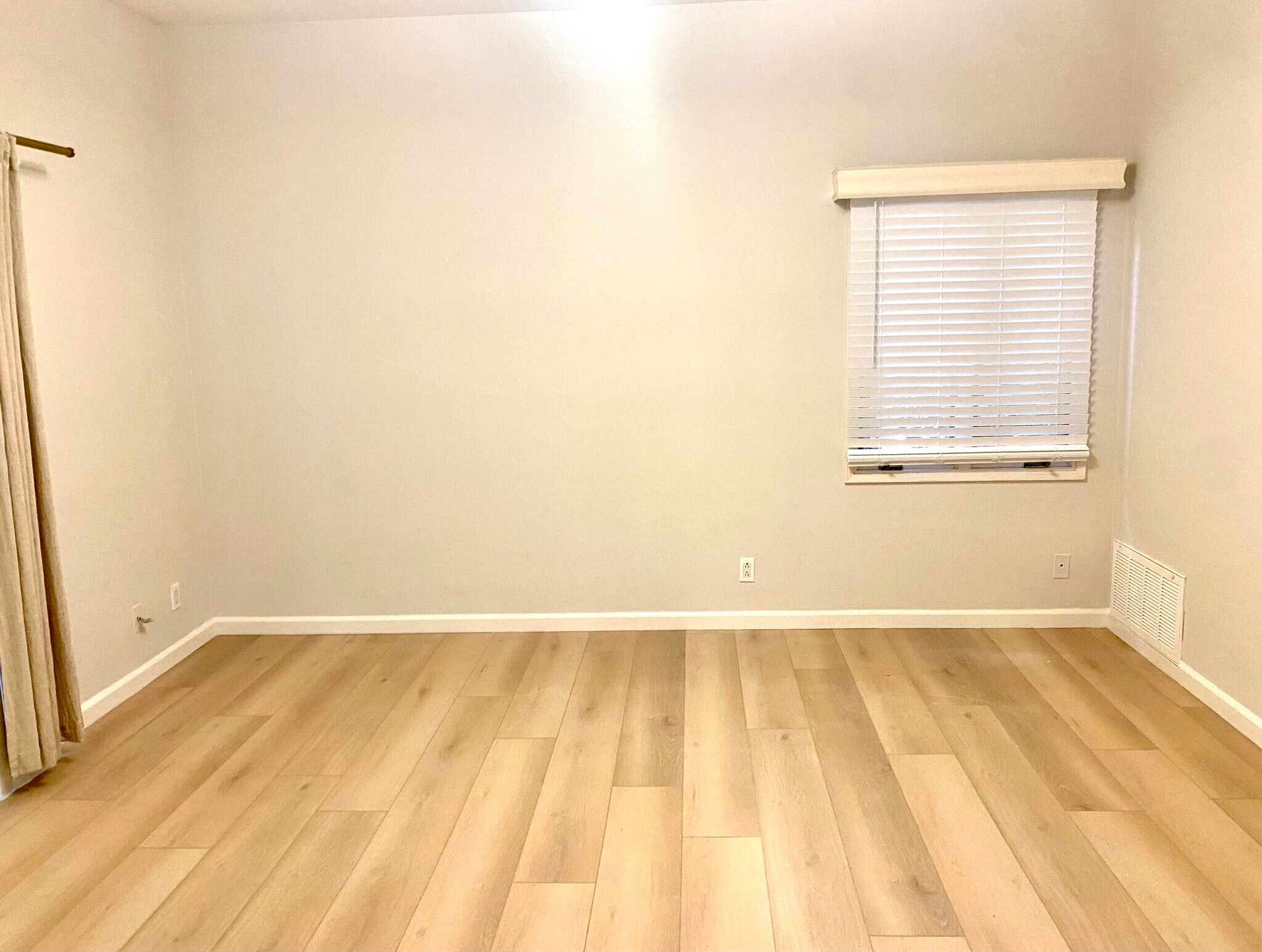 Building Photo - 7629 Draper Ave