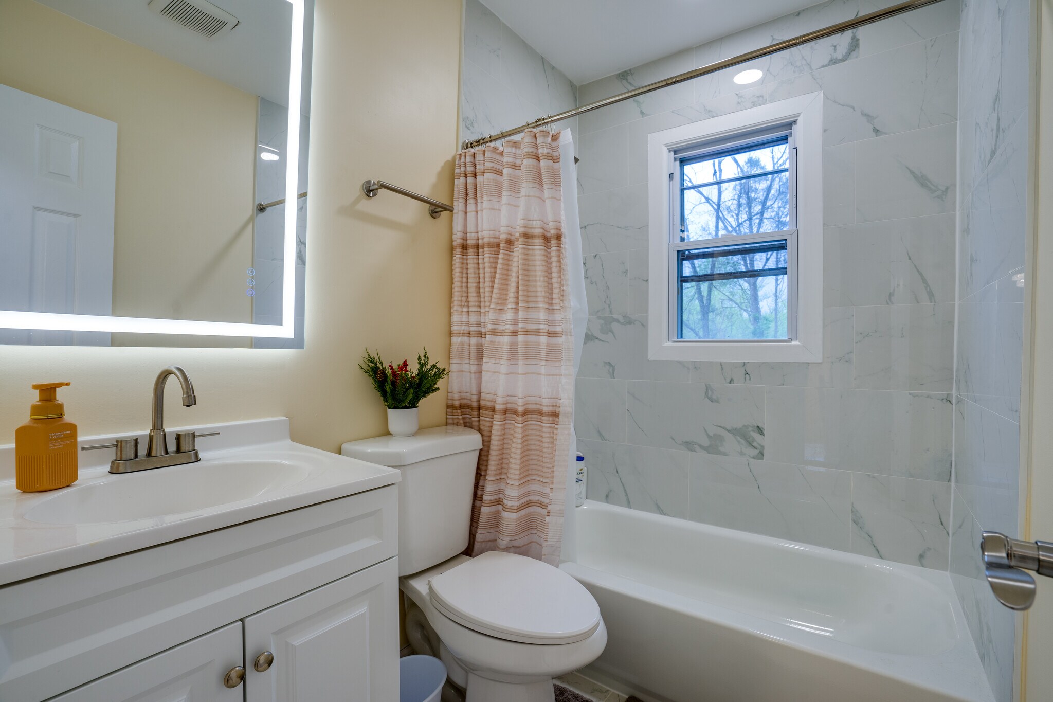 Building Photo - 14220 Fallbrook Ln