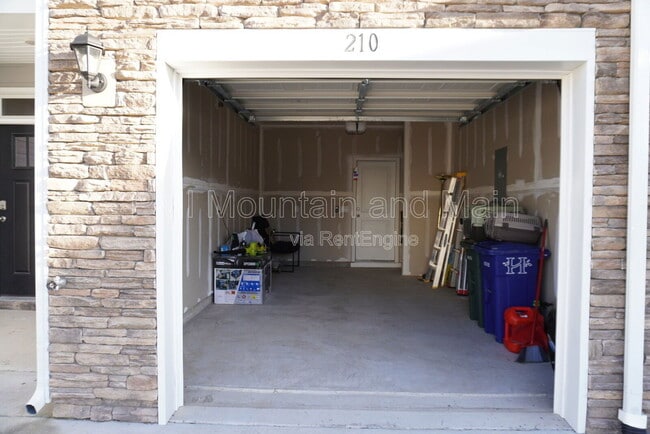 Building Photo - 210 Creekview Rd