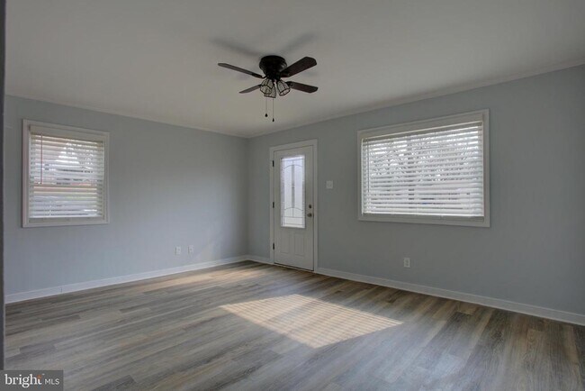 Building Photo - 232 Cabbel Dr