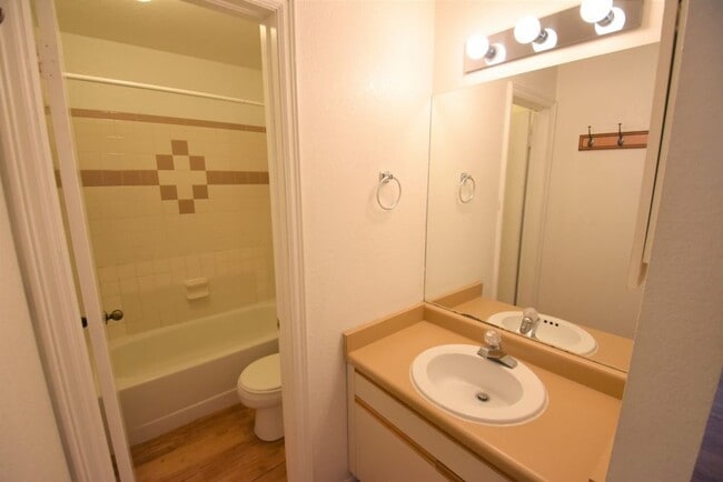 Building Photo - 1 Bedroom Apartment Close to CU!