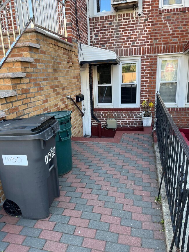 Building Photo - 1650 E 48th St