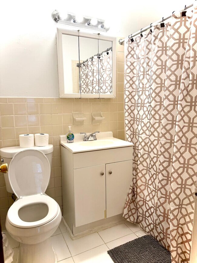 Building Photo - 358 E 81st St