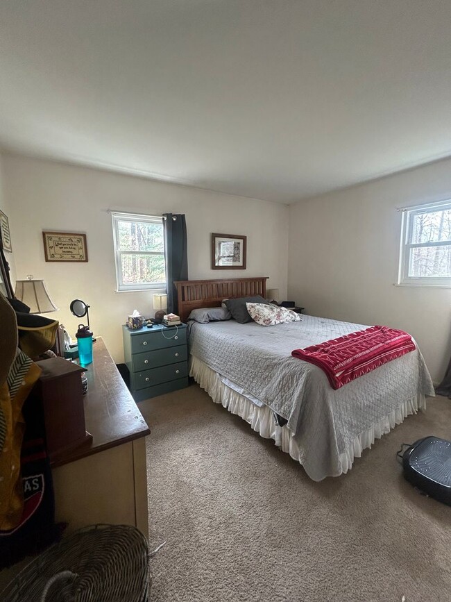 Building Photo - 3 bed, 1 1/2 Bath House