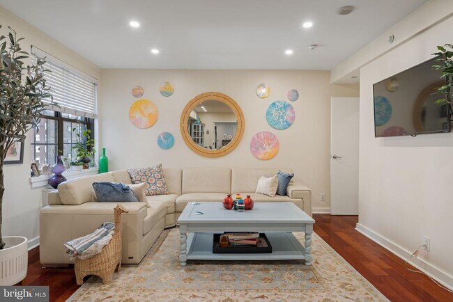 Building Photo - 219 S 18th St