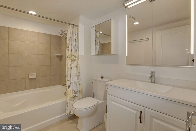 Building Photo - 616 E Street NW Unit 718