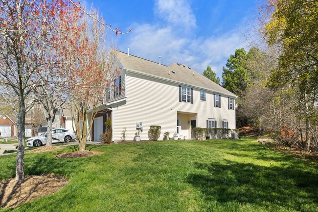 Building Photo - North Raleigh Townhouse with One Car Garage