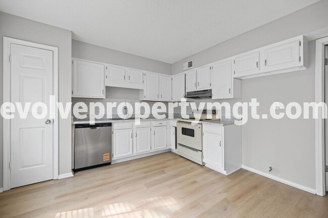 Building Photo - 2481 Chiswood St