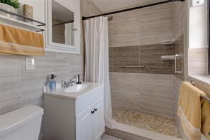 Building Photo - 2500 NE 16th Ave