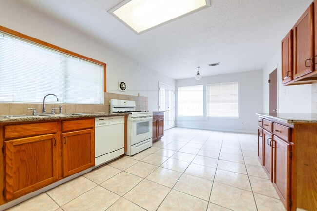 Building Photo - 1722 Foxlake Dr