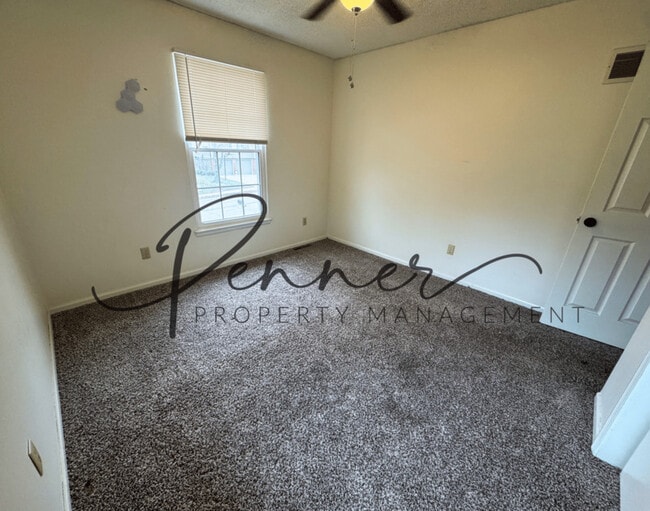 Building Photo - 1100 NW Oakridge Dr