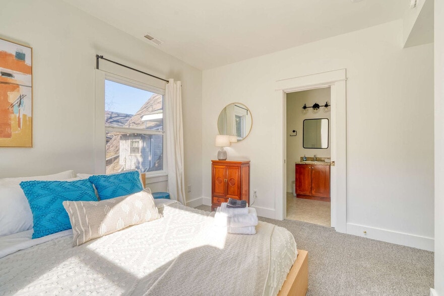 Building Photo - 915 SE 29th Ave