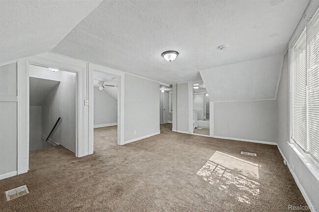 Building Photo - 1301 E Muir Ave