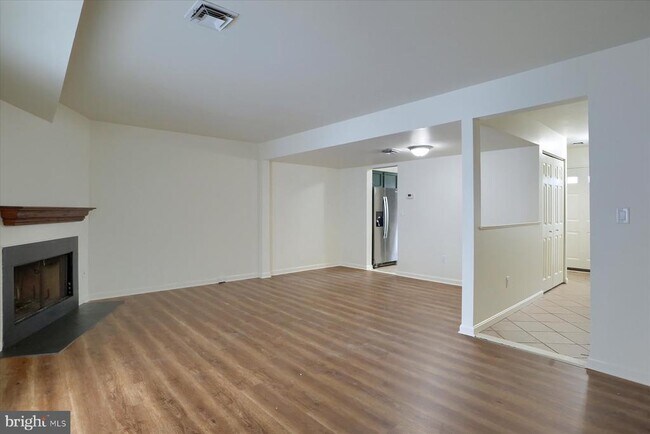 Building Photo - 1204 Cambridge Ct