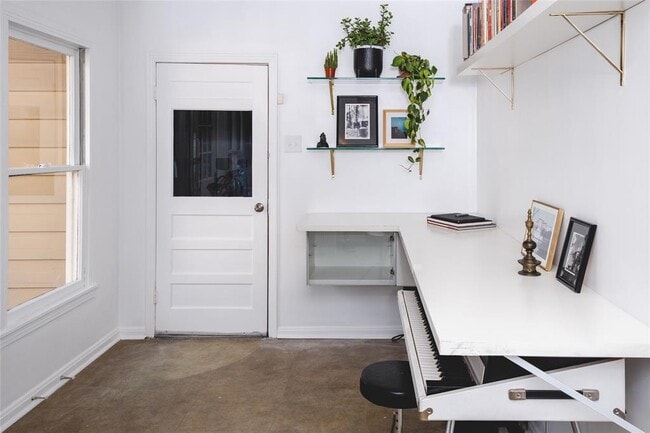 Building Photo - 2211 1/2 Pasadena Dr