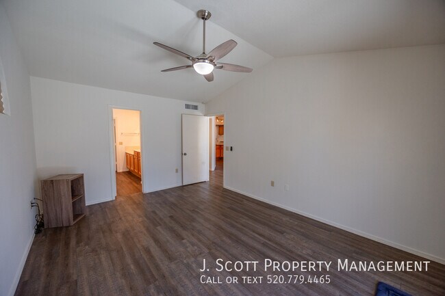 Building Photo - 1421 W Camino Ct