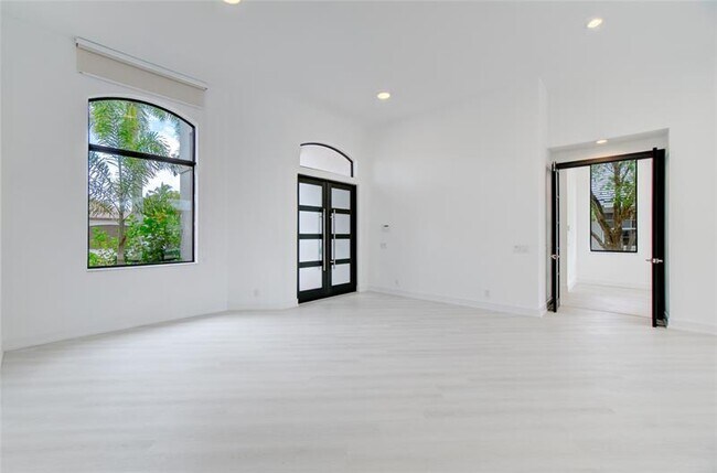 Building Photo - 2550 Jardin Terrace