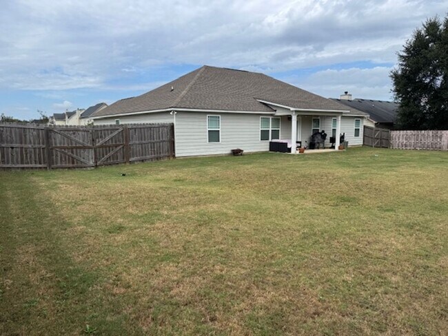 Building Photo - 4br/2ba Pet friendly 1-level home in Fort ...