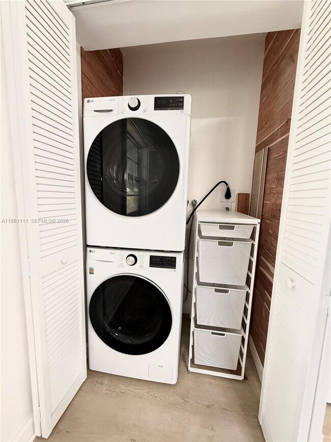 Building Photo - 6815 Edgewater Dr