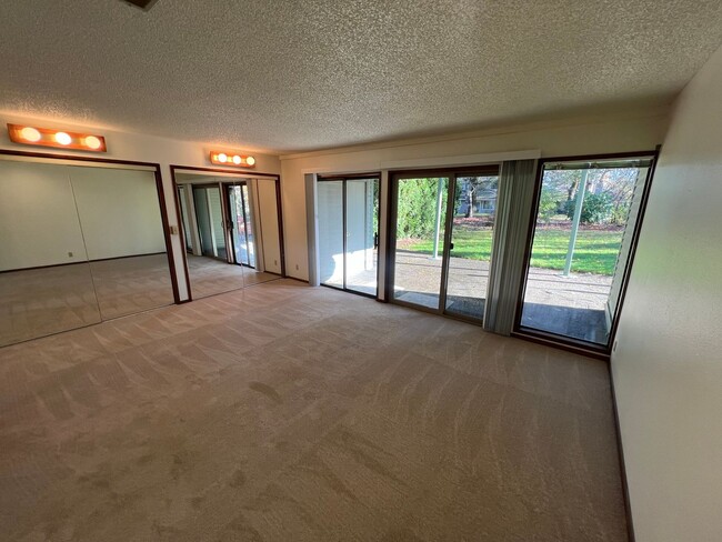 Building Photo - Large Updated Two Bedroom Condo in South S...