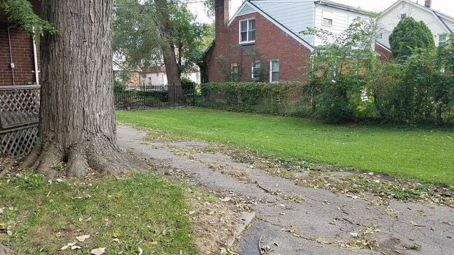 Building Photo - *Last Minute Fall Move in Special $1800 to...