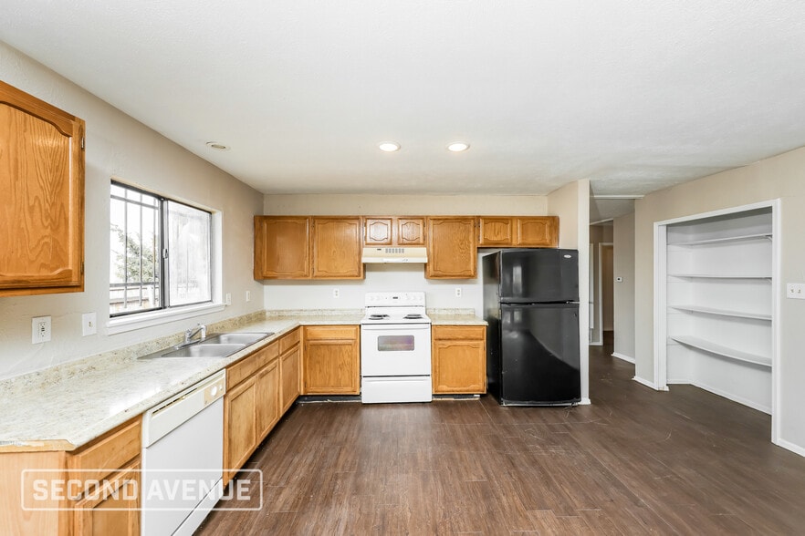 Building Photo - 9124 Pinehaven Dr