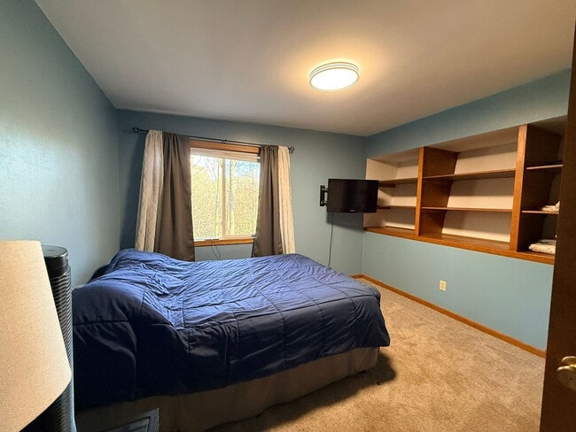 Building Photo - 3 Bed 2.5 Bath Home for Rent, 3.25 Wooded Acres, Oconomowoc Area Schools