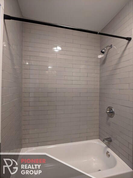 Building Photo - 711 W Brompton Ave