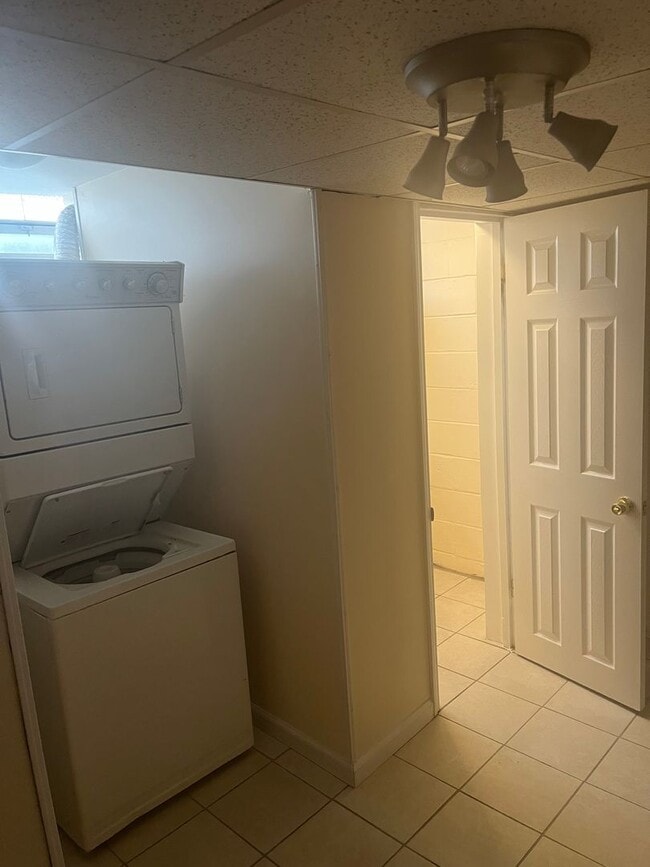 Building Photo - 3bed 1.5 Bathroom Townhome located 4353 Ro...