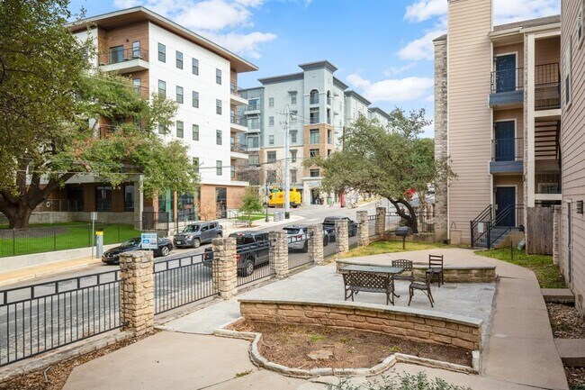 Building Photo - 2414 Longview St