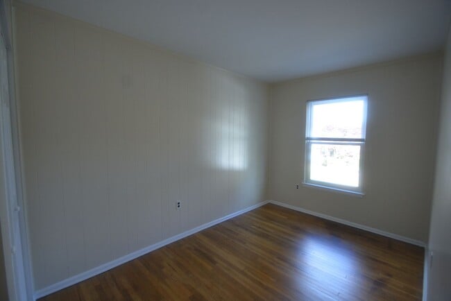 Building Photo - Recently Updated 3 Bedroom 1 Bath in Newark with a Partially Finished Basement