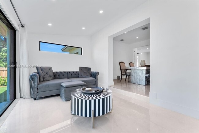 Building Photo - 231 NE 45th St