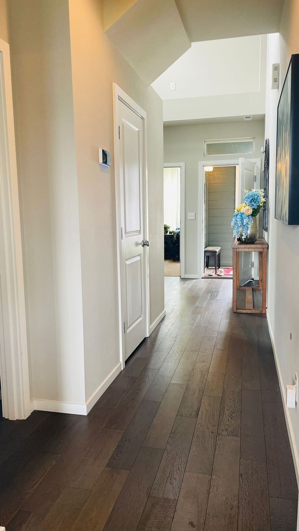 Building Photo - Spacious Corner 5 bed Single Family Home i...