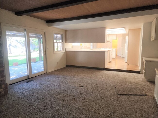 Building Photo - 4 bedroom home off of Mayberry Dr in Reno