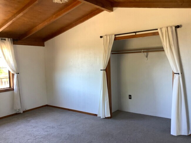 Building Photo - Sebastopol country property