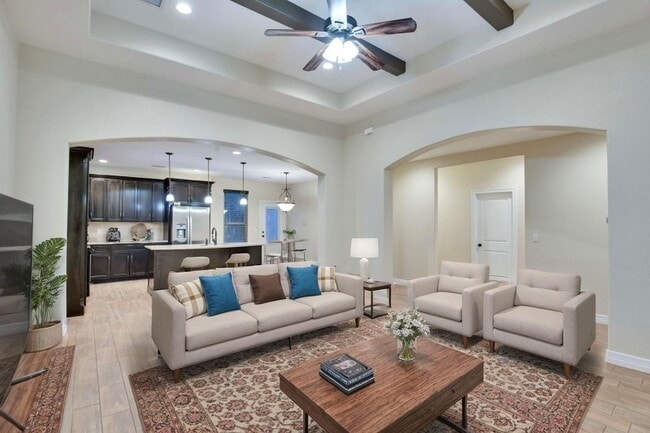 Building Photo - 118 N Buckhorn Dr