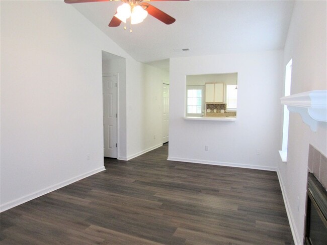 Building Photo - 300 Meadowbrook Ln