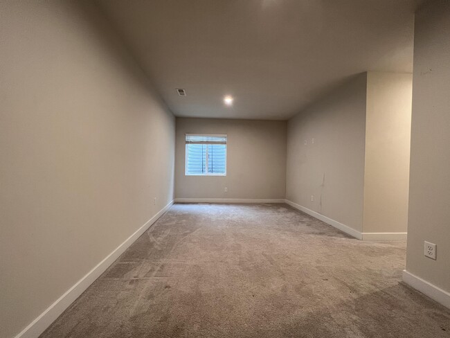 Building Photo - 217 Stonehurst Dr