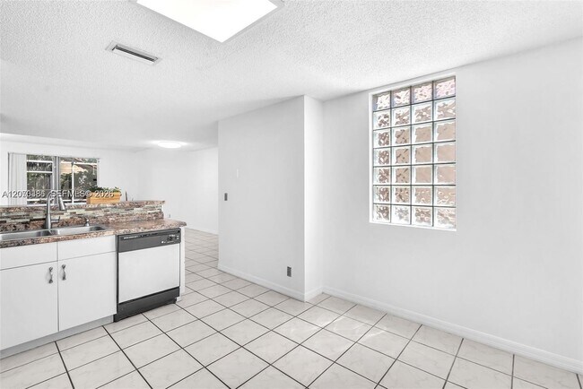 Building Photo - 800 Sorrento Dr