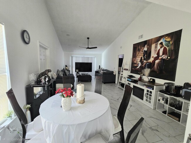 Building Photo - 1530 Royal Forest Ct