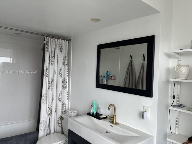 Building Photo - 1000 West Ave